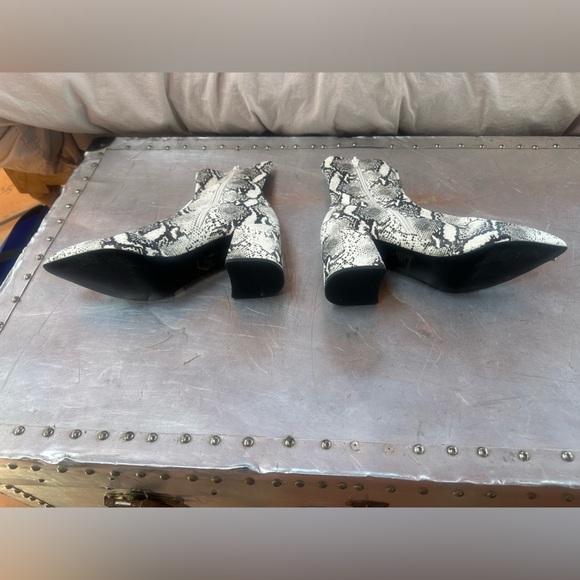 Steve Madden spellbound bootie snakeskin 10 - Picture 3 of 3